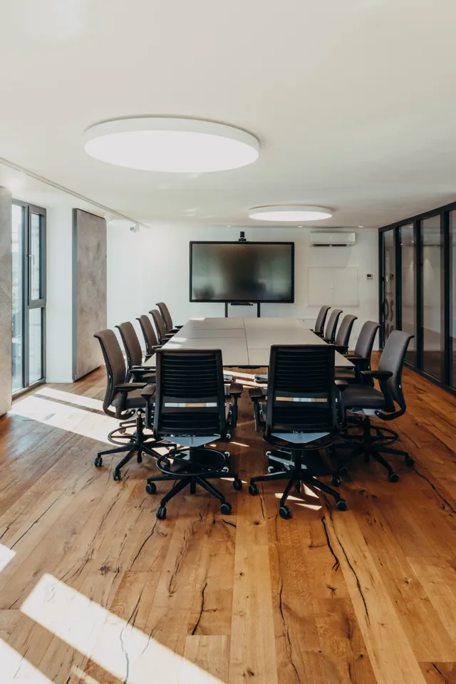 Innenaufnahme Seminarraum mit Blick auf den Besprechungstisch und Smart TV